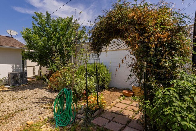 Building Photo - Oak View 3 bedroom 2 bath