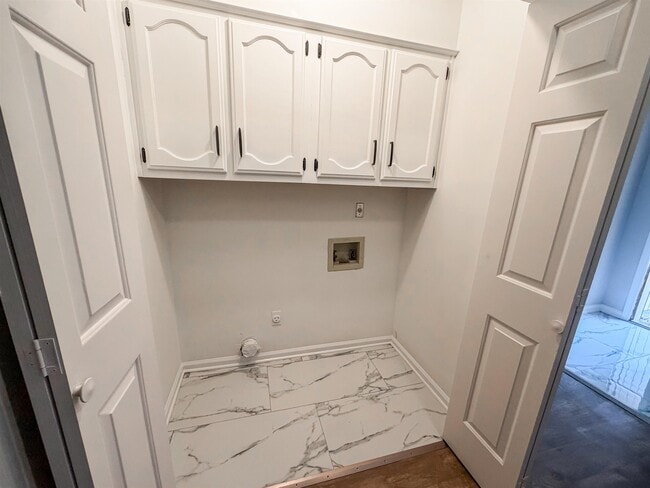 Building Photo - 3915 Oak Rd