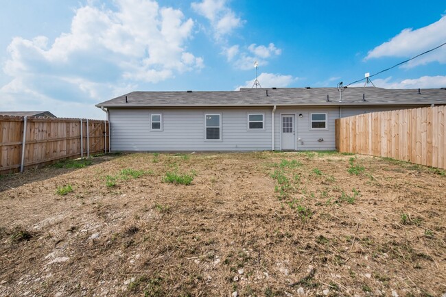 Building Photo - "Spacious 3-Bedroom Duplex with 2 Full Bat...