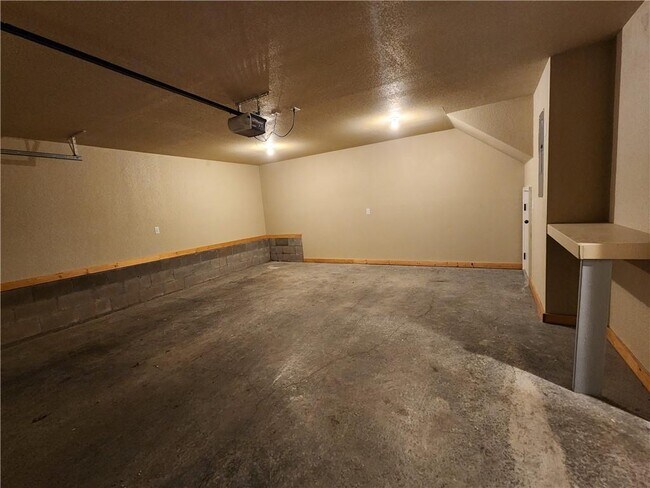 Building Photo - 2858 W Redstone Dr