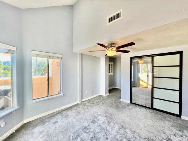 Building Photo - Beautiful 2B/2BA condo w/ Attached Garage ...