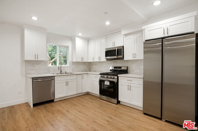 Building Photo - 4232 Rosewood Ave