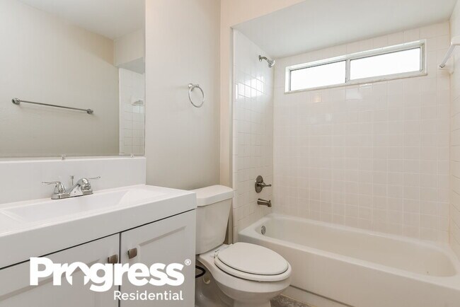 Building Photo - 1420 Brook Hollow Dr