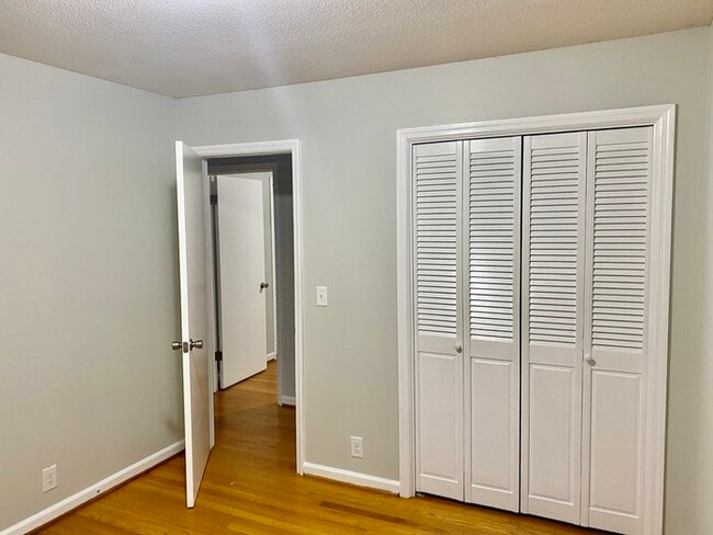 Building Photo - Hixson Townhome: 3 Bed/1.5 Bath; 2 Stories...