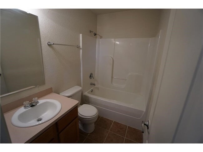 Building Photo - 3 bed, 2 bath, 1 car garage House