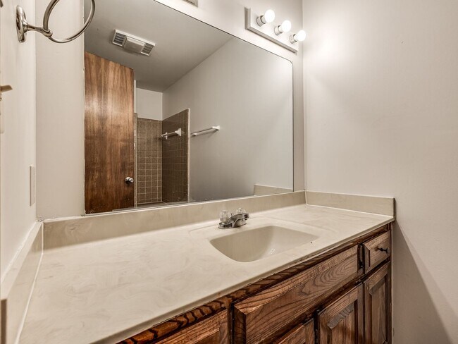 Building Photo - Move in discount / $800 first month rent