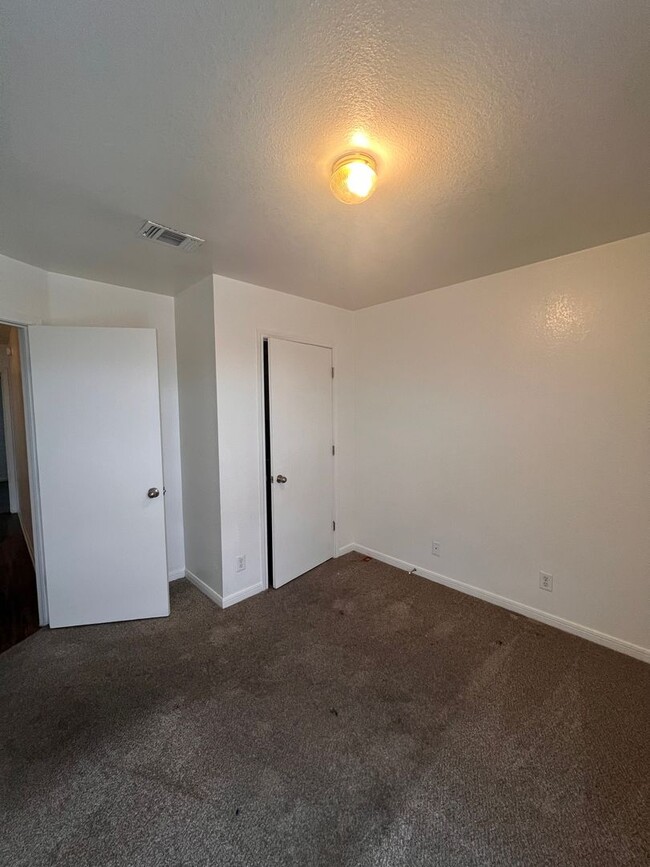 Building Photo - 1402 Chips Dr