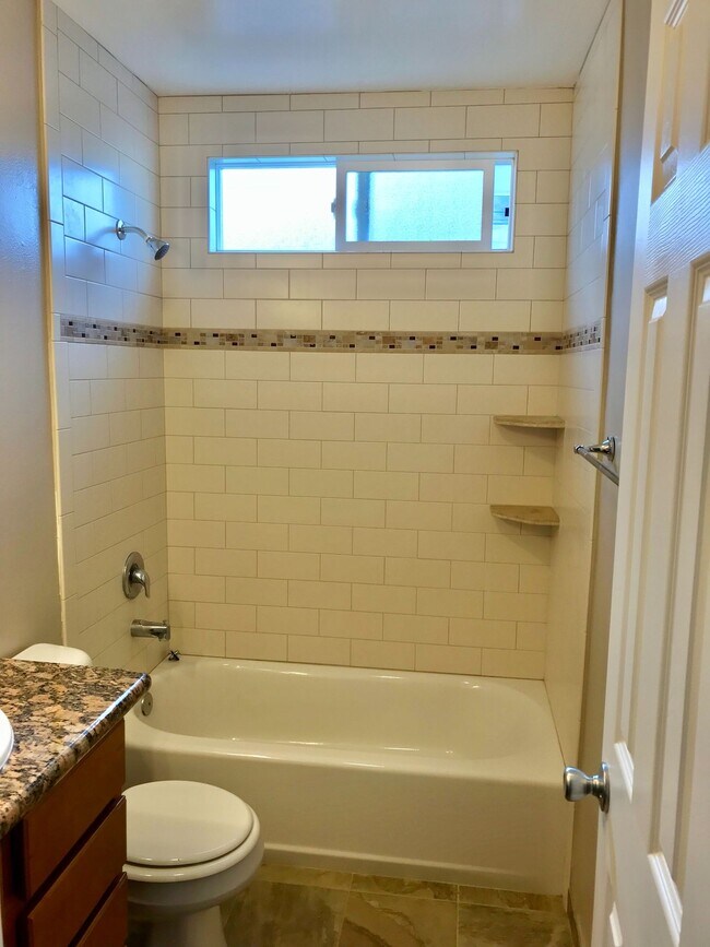 Building Photo - 3 bedroom / 2 bath upstairs unit in the heart of Hillcrest!
