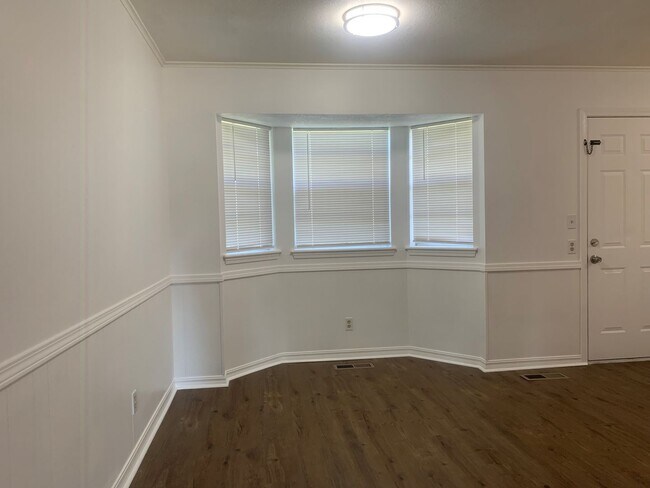 Building Photo - Come check out this super clean 3 bed, 2 b...