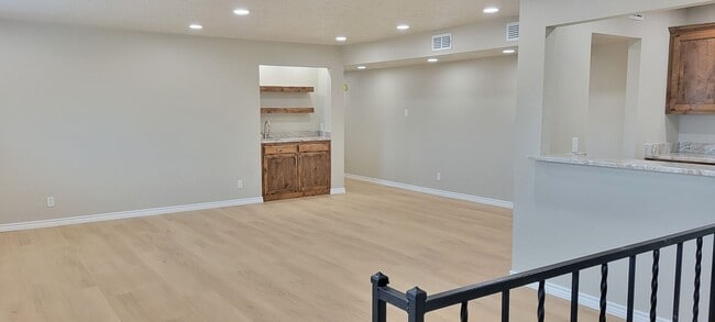 Building Photo - GREAT COLONIAL PARK CONDO