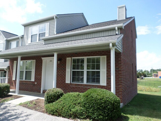 Building Photo - 3 Bedroom 2 Bath Townhouse