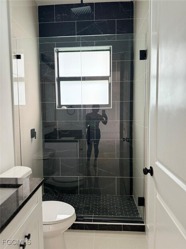 Building Photo - 505 E 8th St