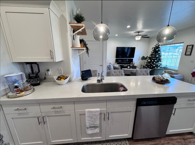 Building Photo - 7571 N Cottage Ln