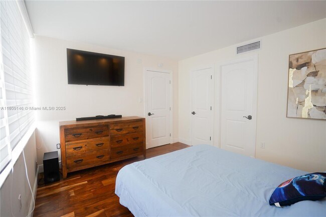Building Photo - 18031 Biscayne Blvd