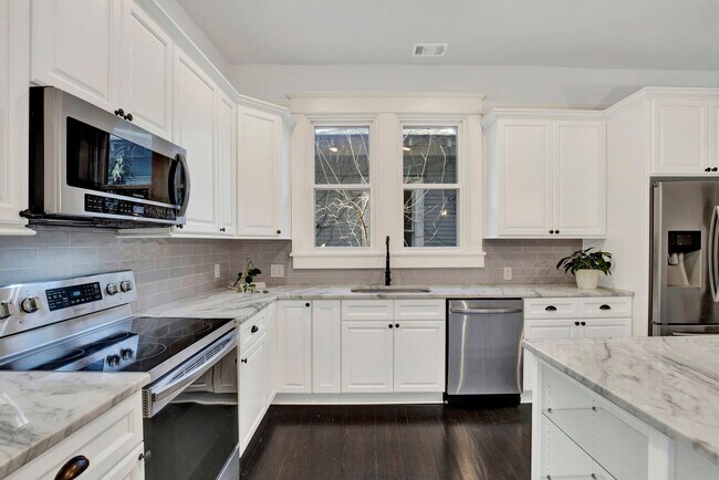 Building Photo - Thomas Square Home