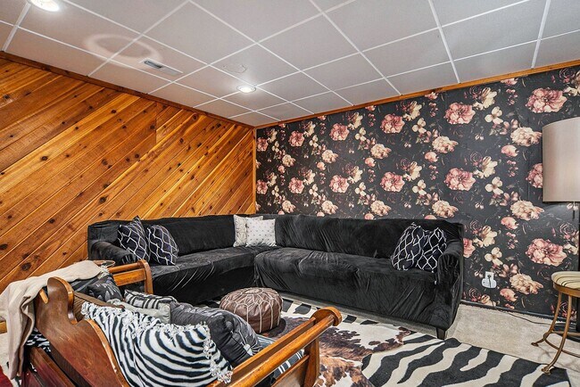 Building Photo - 4 bed/3 bath very spacious, fully furnishe...