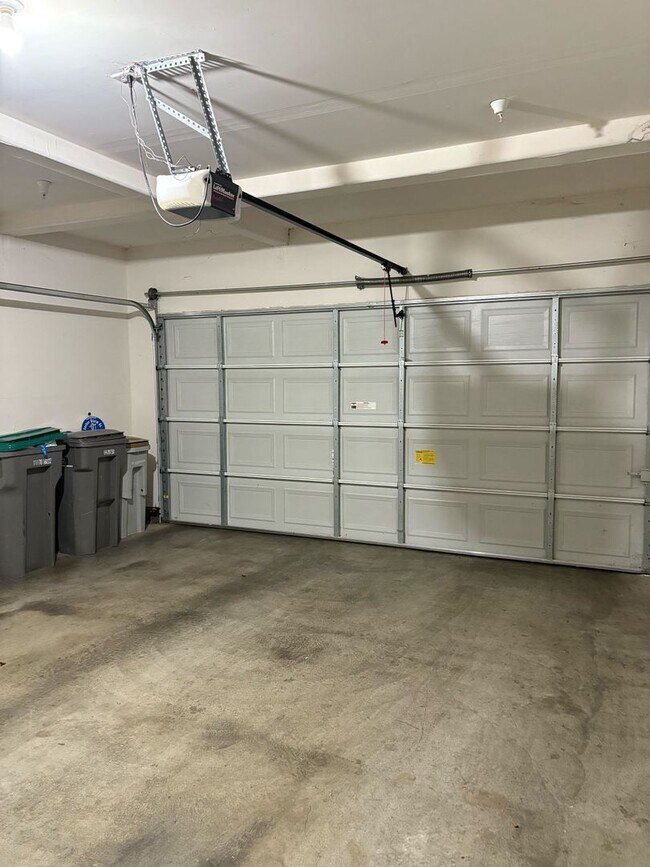 Building Photo - Modern Comfort in West Sacramento – 2 Bed,...