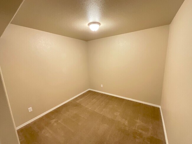 Building Photo - 4 Bedroom Home Available Near Voyager Pkwy...