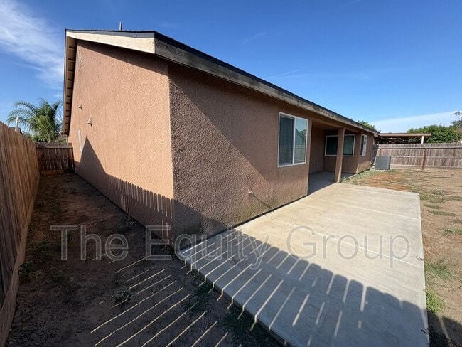 Building Photo - 2132 E Sweet Ave