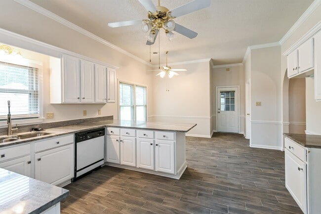 Building Photo - 7073 Gleneagles Dr