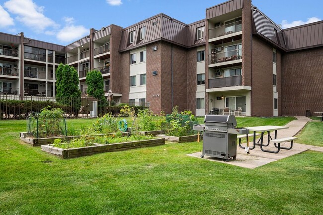 Building Photo - 4860 Park Commons Dr