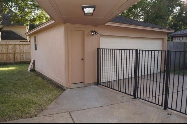 Building Photo - 22527 Wildwood Grove Dr