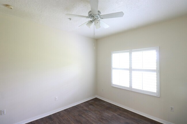 Building Photo - 625 Fairway Dr