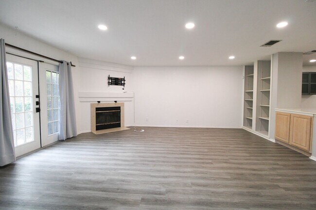 Building Photo - 14018 N Hills Village Dr