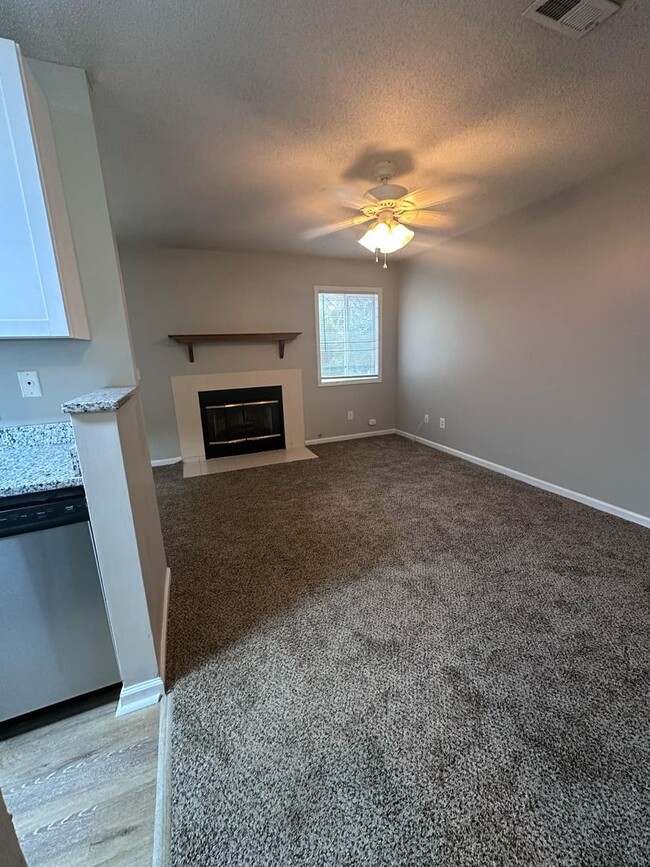 Building Photo - Rolling Acres!!! End Unit!!!  New Carpet! ...