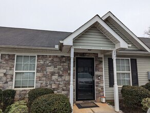 Building Photo - Nice Two Bedroom Duplex In A Great Location Available April 2026