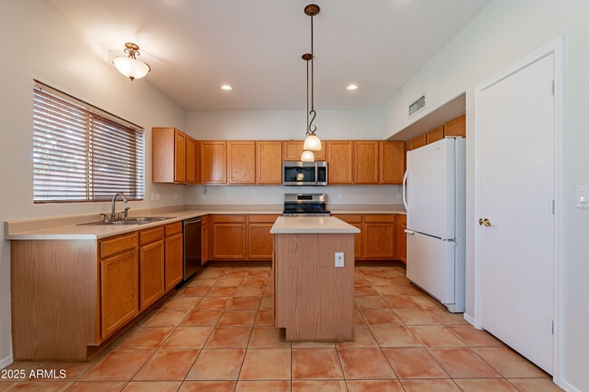 Building Photo - 2421 W Indigo Dr
