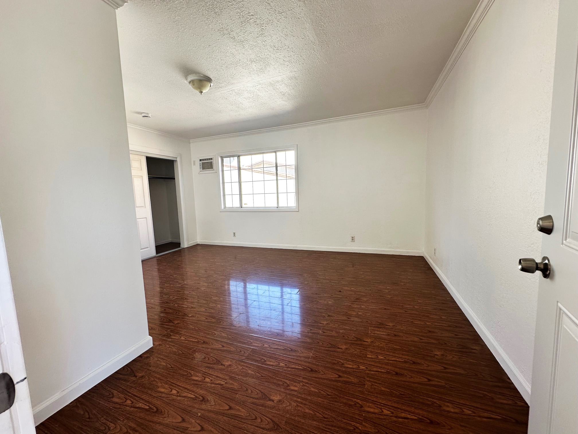 Unit 3 Room - 437 E 8th St