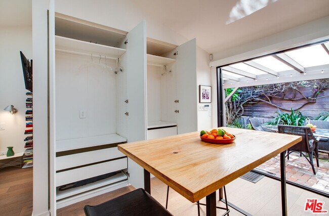 Building Photo - 927 1/2 Victoria Ave