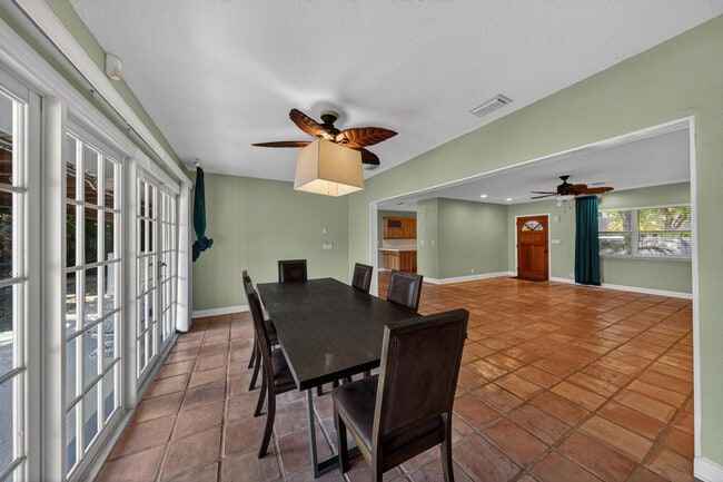 Building Photo - 2680 NE 24th St