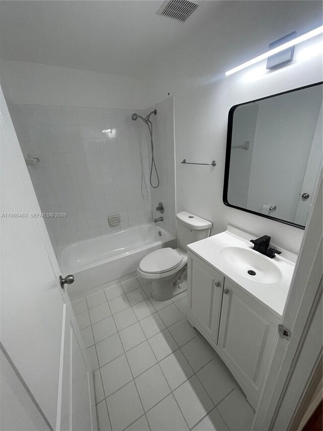 Building Photo - 703 NE 195th St