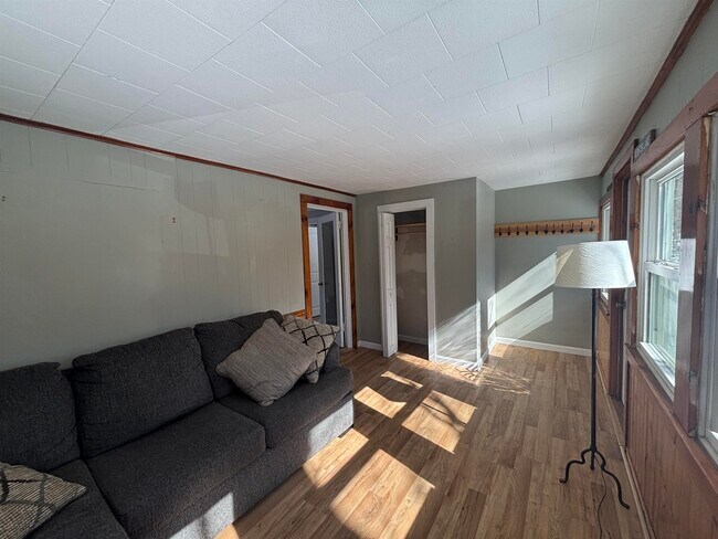 Building Photo - 280 Lakeshore Dr