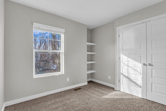 Building Photo - Spacious 4BR End-Unit Townhome | Low-Maintenance HOA Living