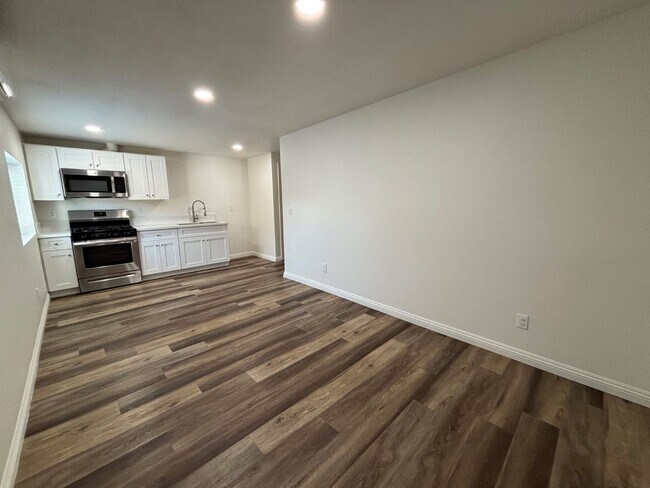 Building Photo - 1790 W Linden St