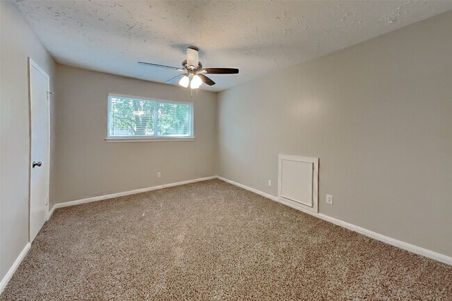 Building Photo - 3238 Three Pines Dr