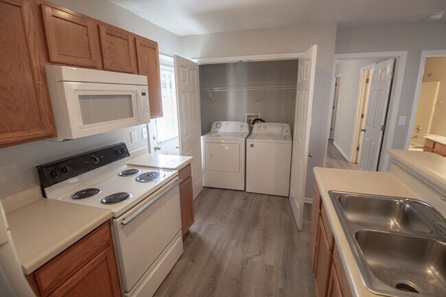 Building Photo - Affordable 3 Bedroom Duplex