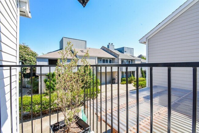 Building Photo - 2600 Nantucket Dr