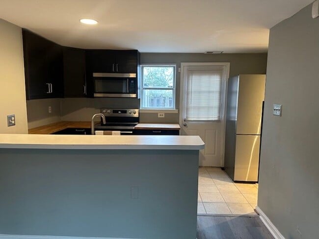 Building Photo - One level living in a spacious upgraded condo