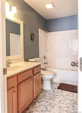 Building Photo - 1 Dogwood Ln