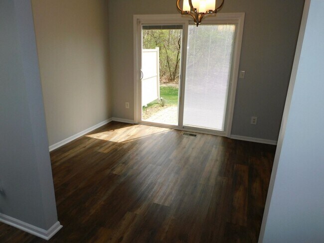Building Photo - Spacious 4 Bedroom, 2.5 Bath Home