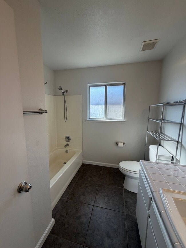 Building Photo - Charming 3 bedroom 2 bathroom home located in Lemoore