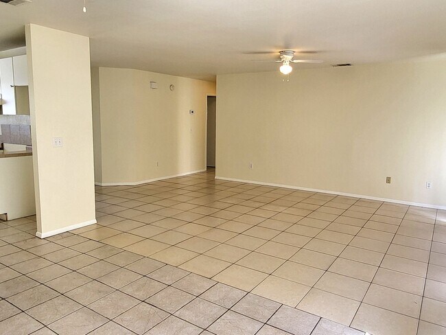 Building Photo - Spacious Rooms~Sunny~Large Yard~3Beds2Bath...