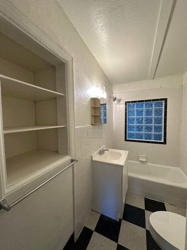 Building Photo - 2 bedroom, 1 bathroom updated home in Normaltown