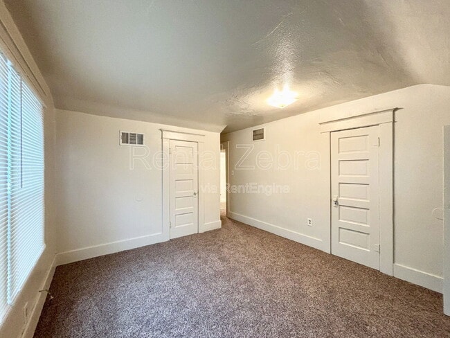 Building Photo - 107 W 19th St