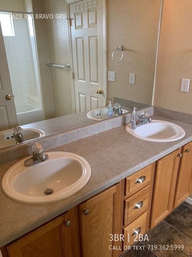 Building Photo - 2-story Townhome with Finished Basement