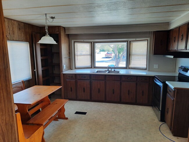 Building Photo - 3 bed/2bath mobile home walking distance t...